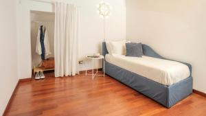 una camera con letto e pavimento in legno di Fabiola exclusive apartment a Grottaglie