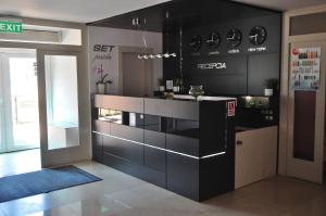 Una cocina con gabinetes negros y encimera. en Penzion Set, en Košice