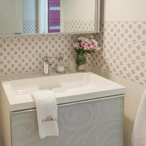 bagno con lavandino bianco e specchio di Fabiola exclusive apartment a Grottaglie