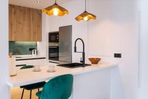 cocina con encimera con 2 sillas y 2 luces en Luxury Suite Flat en La Herradura