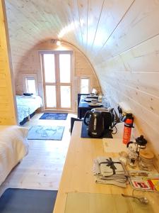 ein Zimmer mit einem Tisch in einem winzigen Haus in der Unterkunft Tranquil Water in Midleton