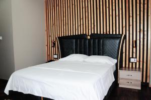 Postel nebo postele na pokoji v ubytování Hotel One Tirana