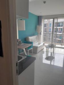 a living room with a couch and a table at Atlantis condo G bless in Jomtien Beach