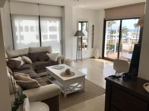 マニルバにある2204-Luxury apt on the beach,new,on duquesa port!のリビングルーム(ソファ、テーブル付)