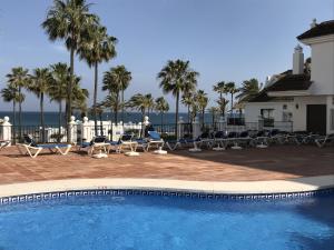 マニルバにある2204-Luxury apt on the beach,new,on duquesa port!の海を背景にスイミングプール(椅子付)