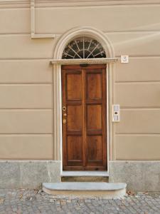 una puerta de madera en el lateral de un edificio en La Torretta, en Dronero