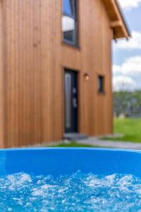 Bazén v ubytování Kaszubska Lawenda Żuromino, Domek nr 2 nebo v jeho okolí