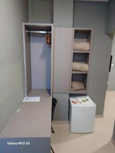 a bathroom with a closet with towels in it at Ribs Hotel in Piumhi