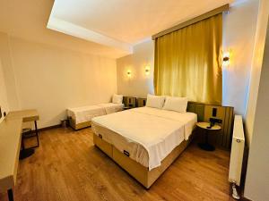 Habitación de hotel con 2 camas y ventana en Nice Royal Suite, en Estambul