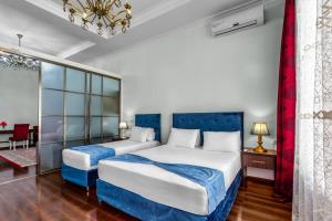 - une chambre avec 2 lits et un lustre dans l'établissement Lacasa Nizami Street, à Baku