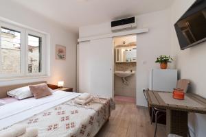 Giường trong phòng chung tại Filomena Rooms