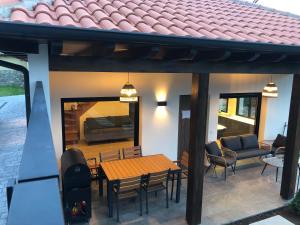 1 dormitorio y patio con mesa y sillas. en NUEVO Casa Loylla Niembro a 500 m de la playa en Niembro
