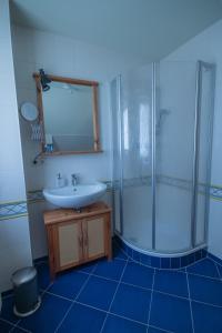 a bathroom with a sink and a shower at Ferienhaus Lilly in Hain