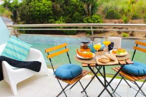 - une table avec de la nourriture et des boissons sur un balcon dans l'établissement Hello Summer Studio - Ericeira, à Ericeira