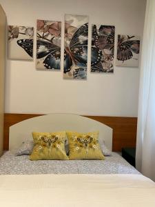 クリニツァ・ズドルイにあるWilla Krystynaのベッドルーム1室(壁に4つの絵画が飾られたベッド1台付)