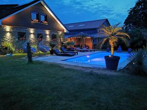 a house with a swimming pool in the yard at Lanonweye in Waimes