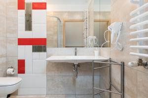 a bathroom with a sink and a toilet at Matejki- Brokatowy in Poznań