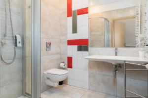 a bathroom with a toilet and a sink and a shower at Matejki- Brokatowy in Poznań