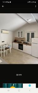 cocina con mesa y encimera en H&D Apartment, en Sumartin