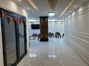 una hall con un corridoio con tavolo e sedie di Egyptus Pyramids Inn a Il Cairo