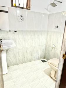ein Bad mit einem WC und einem Waschbecken in der Unterkunft Sadamadala Guest House Kandy in Kandy