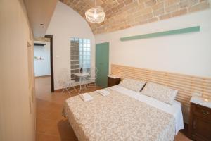 1 dormitorio con cama y pared de ladrillo en House 316 en Lanciano