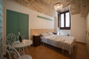 um quarto com uma cama, uma mesa e uma janela em House 316 em Lanciano