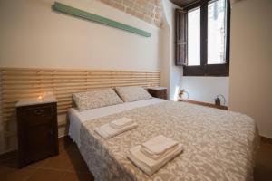 1 dormitorio con 1 cama con toallas en House 316, en Lanciano