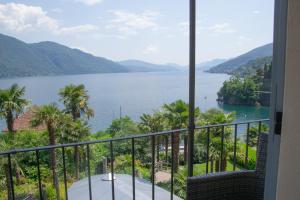 uma vista para um lago a partir de uma varanda em Casa Isola Superiore - WelcHome em San Bartolomeo