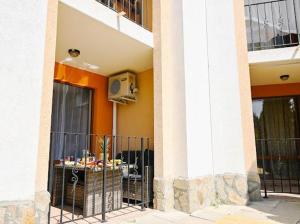 un edificio con balcone e tavolo di fronte ad esso di Sea Viev apartments in Sea Fort Club Grand Resort a Elenite