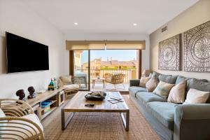 a living room with a couch and a table at Blue Greenwich Port in Altea