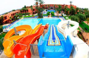 - une piscine avec toboggan dans un complexe dans l'établissement Labranda Targa Aqua Parc, à Marrakech