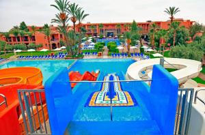 een zwembad in een resort met een glijbaan bij Labranda Targa Aqua Parc in Marrakesh