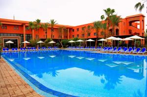 ein großer Pool mit blauen Stühlen und Sonnenschirmen in der Unterkunft Labranda Targa Aqua Parc in Marrakesch