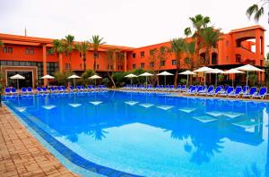 Labranda Targa Aqua Parc في مراكش: مسبح كبير والكراسي الزرقاء والمظلات
