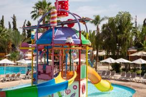 - un toboggan coloré dans la piscine d'un complexe dans l'établissement Labranda Rose Aqua Parc, à Marrakech