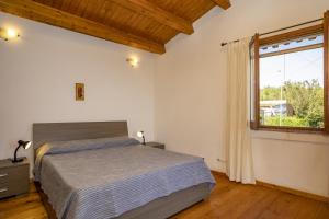 - une chambre avec un lit et une fenêtre dans l'établissement Cottage Casale relax e tranquillità, à Gioiosa Marea