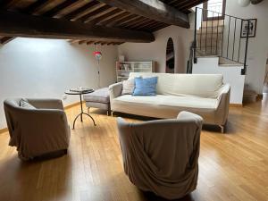 A seating area at Trilocale in centro storico a Spoleto