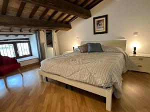 A bed or beds in a room at Trilocale in centro storico a Spoleto