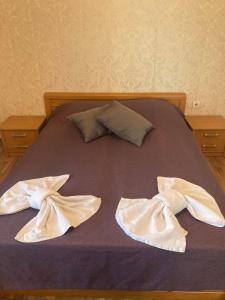uma cama com duas toalhas brancas em cima em GD Apartament em Bansko