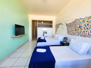 Habitación de hotel con 2 camas y TV de pantalla plana. en Apto Vista Completa da Praia de Copacabana TC803, en Río de Janeiro