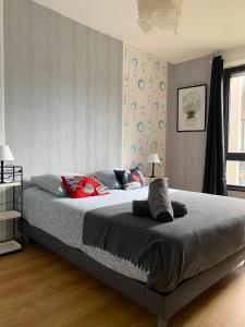 una camera con un grande letto di L'Escale - appartement spacieux au calme a Brest