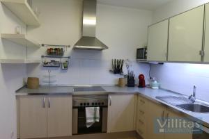 een keuken met een wastafel en een fornuis top oven bij VILLAZUL by Villitas in Playa Blanca
