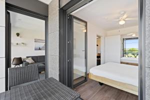 um quarto com uma cama e uma porta de vidro deslizante em Cloche d'Or Proximity - Sleek Urban Space em Luxemburgo