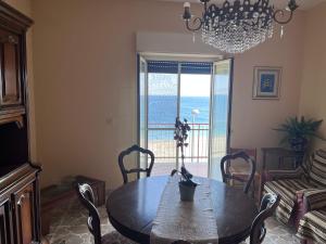 Foto dalla galleria di Casa Vacanza dai Compari a Ali Terme Altre 21 foto