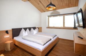 a bedroom with a bed in a room with a window at Ferienhaus Urlpold in Schladming