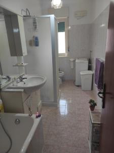 W łazience znajduje się umywalka, prysznic i toaleta. w obiekcie Casa Vacanza dai Compari w mieście Ali Terme