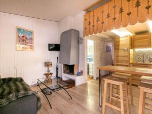 Appartement La Clusaz, 2 pièces, 5 personnes - FR-1-437-61にあるシーティングエリア