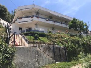 un edificio con una escalera frente a una casa en Marina Appartamenti, en Vlorë