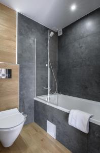 Pokoje Gościnne MAGNAS في بورونين: حمام مع مرحاض وحوض استحمام